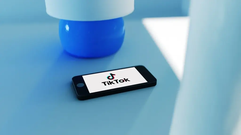 Smartphone screen with AI content label tag