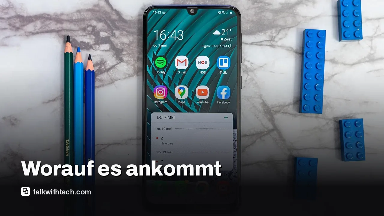 Nahaufnahme eines modernen Smartphones mit großem Display und schlankem Design