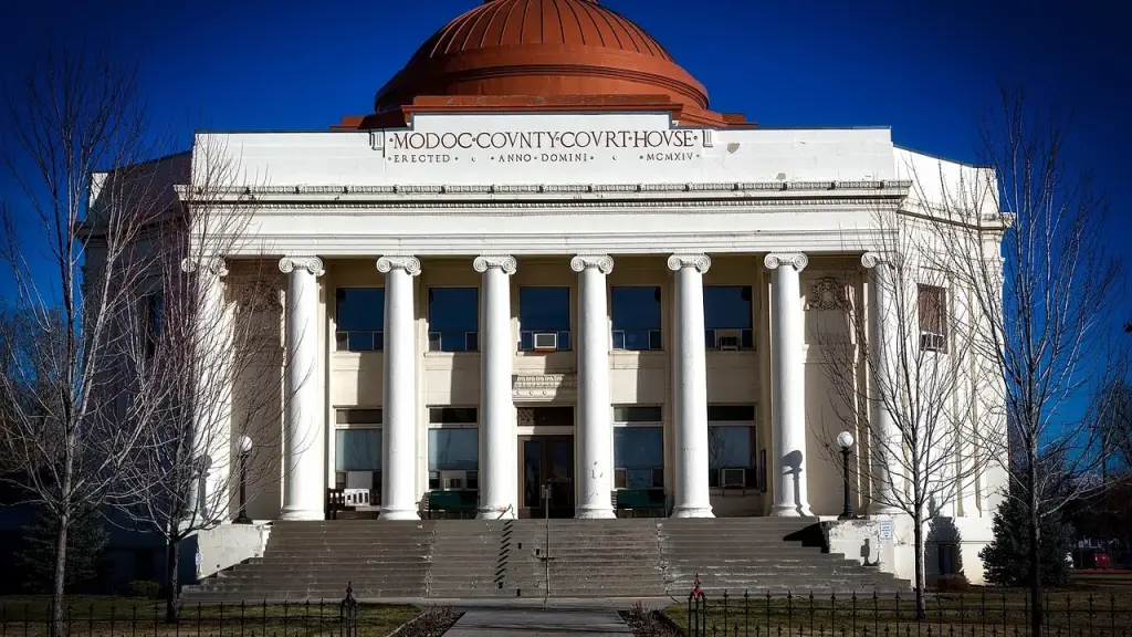 Courthouse building with columns