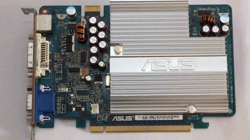 Gamer‑Schreibtisch mit High‑End‑Grafikkarte im PC