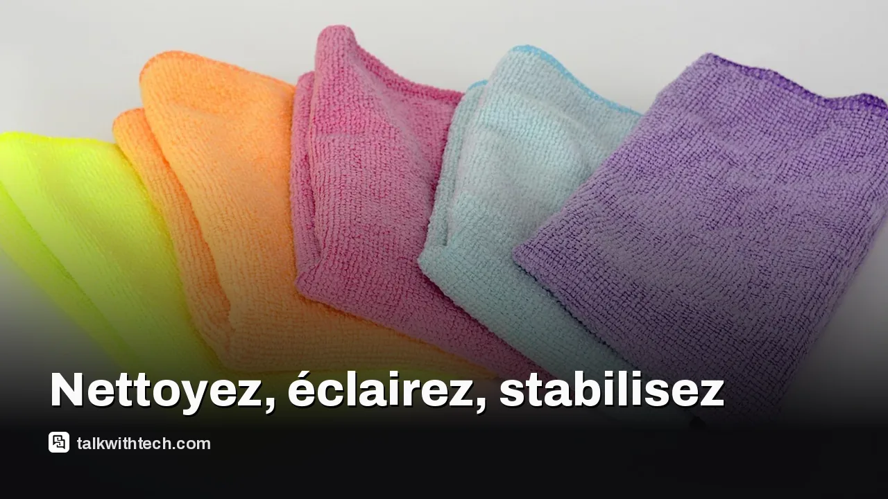Gros plan d’un chiffon en microfibre nettoyant l’objectif d’un téléphone