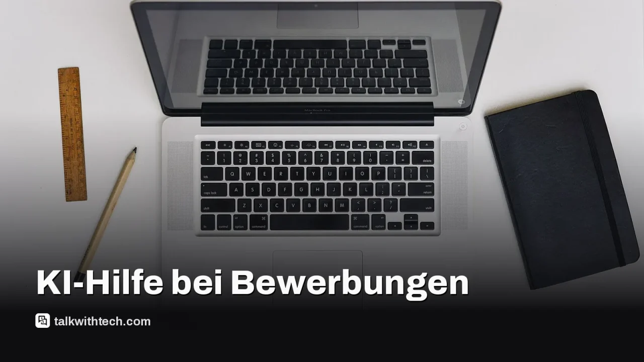 Lebenslauf und Laptop auf einem Schreibtisch bereit zur Bearbeitung