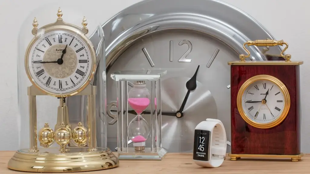 A calendar page and a clock illustrating time changes