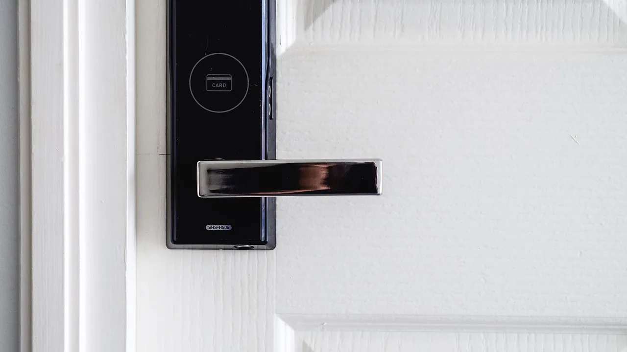 Ring’s first smart lock adds a hand crank to avoid lockouts