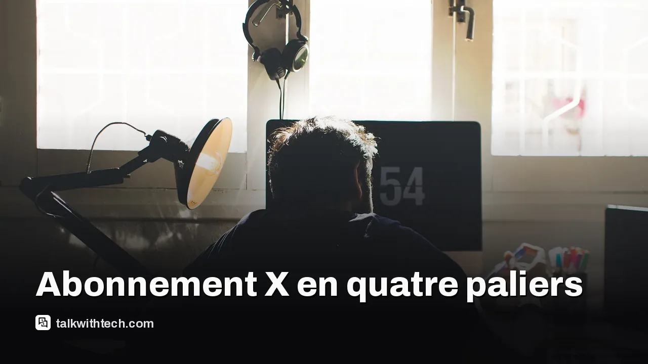 Poste de travail moderne avec un ordinateur portable et des tableaux de bord d’IA affichés à l’écran